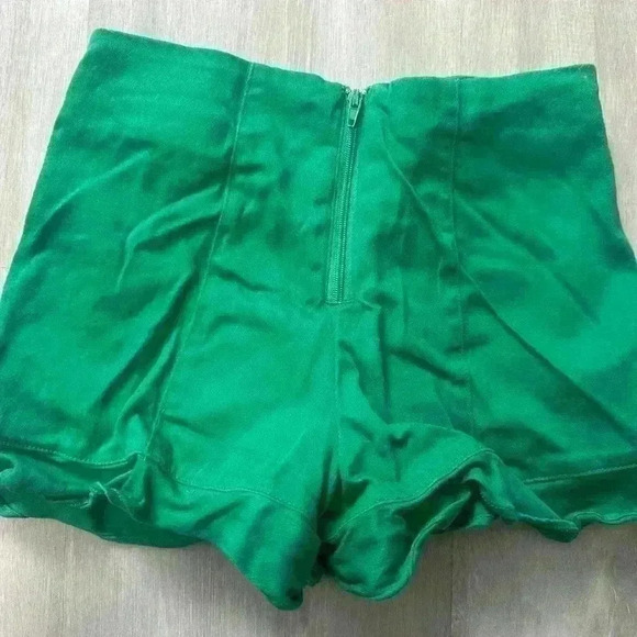 31. GB Girls green shorts size 5T - Picture 4 of 4